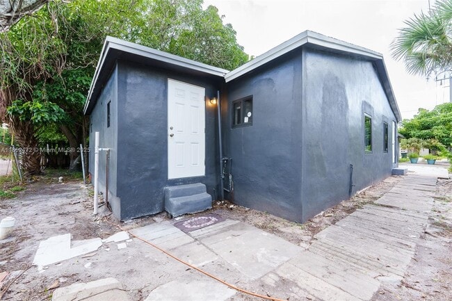 Building Photo - 11 SW 13th Ave Unit 4 Rental