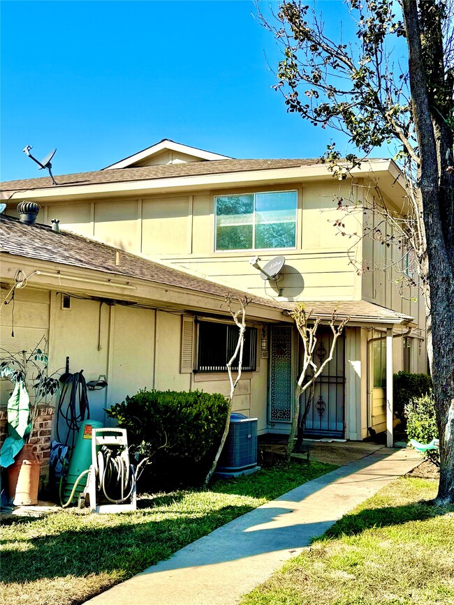 Building Photo - 5668 Birchmont Dr Unit 2