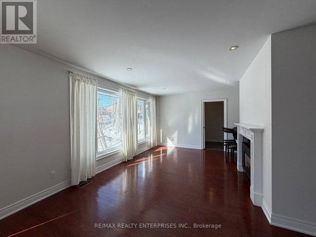 Photo - 860 Clarkson Rd S