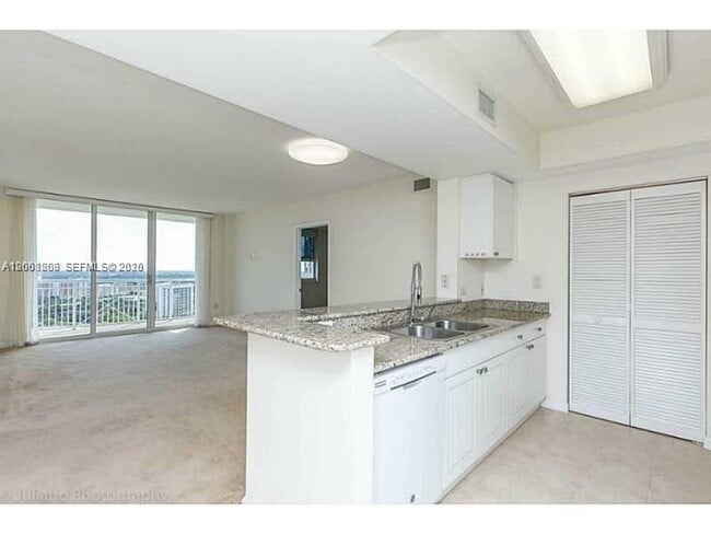 Building Photo - 19501 W Country Club Dr Unit 2205