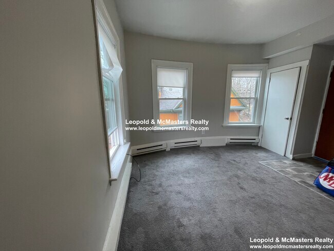 Photo - 592 Cambridge St