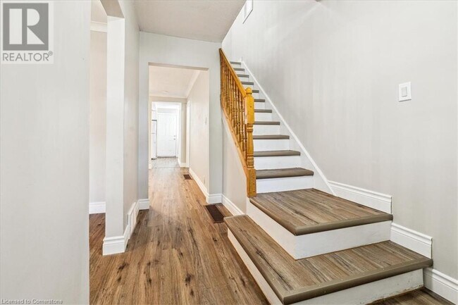 Photo - 223 Weir St N