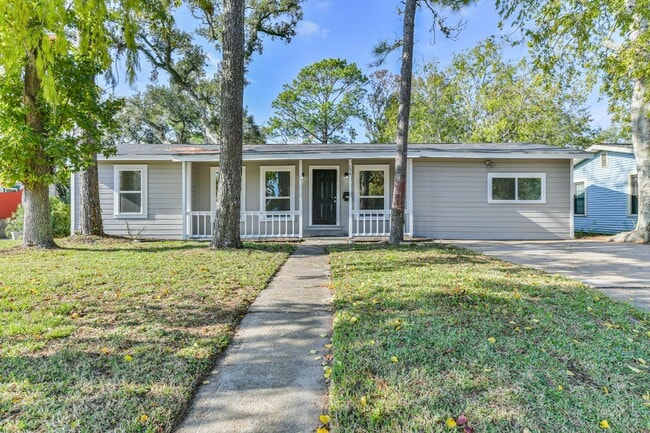 Building Photo - 706 Azalea St