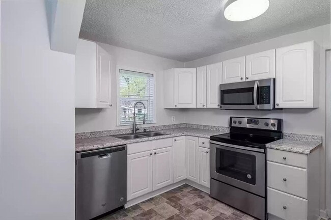 Photo - 1648 Waterhouse St