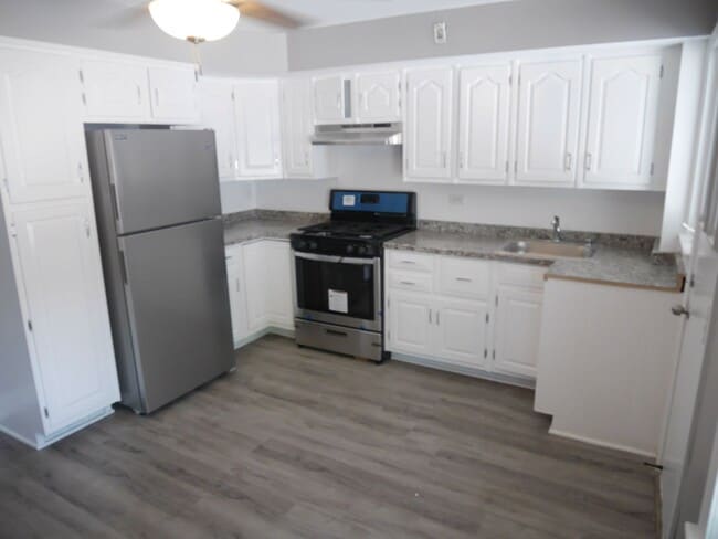Photo - Spacious 4 Bedroom End Unit- Colgate