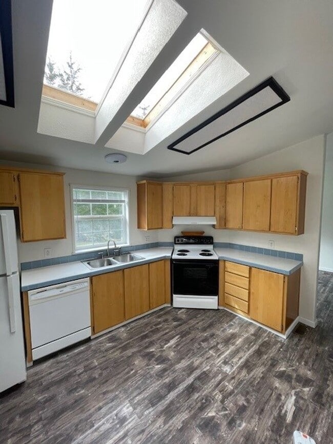 Building Photo - County Winlock Mobile Home with Oversized Lot