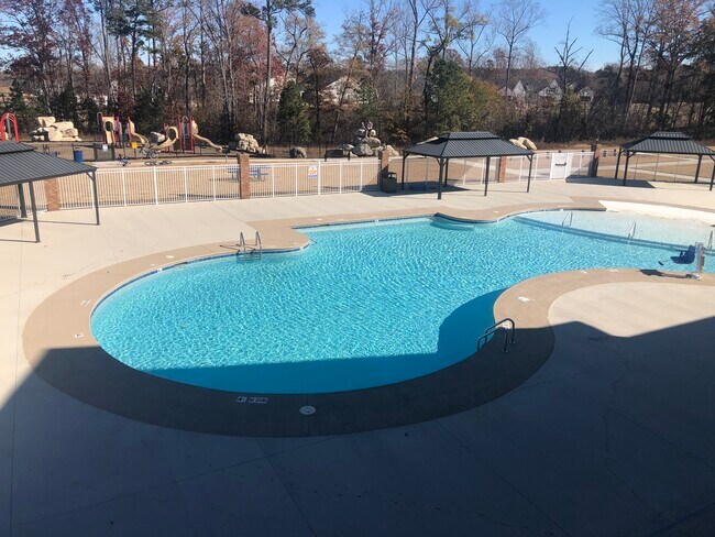 Outdoor AND Indoor pool! - 2252 Kasota Ln