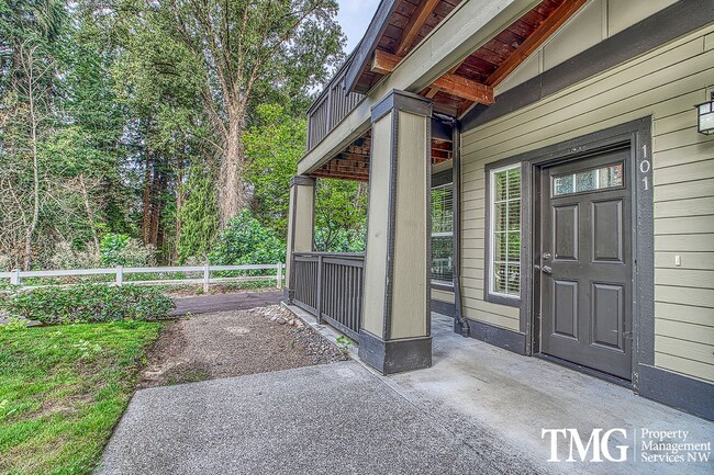 Building Photo - Beautiful 1br Condo in Sherwood. End Unit 101