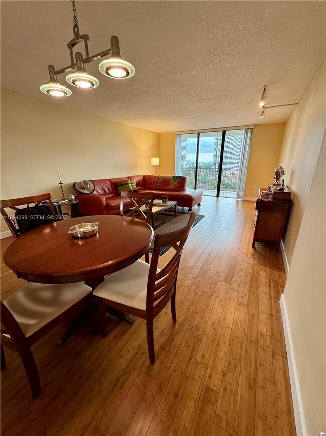 Photo - 18151 NE 31st Ct Unidad 1103