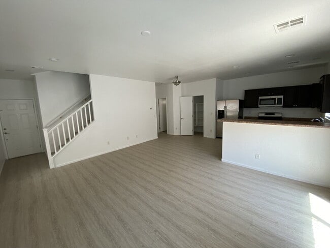 Photo - 1972 Joyful St