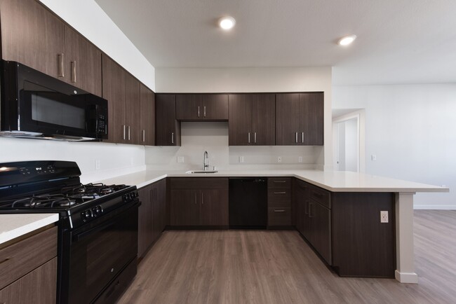 Lincoln Village Apartments - Lincoln Village Apartments