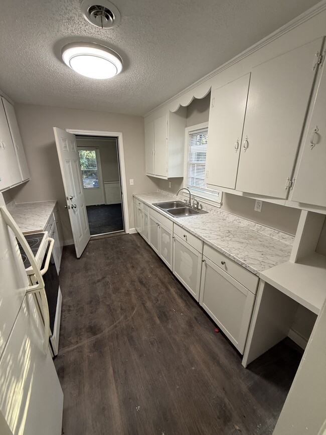 Photo - 411 Courson St