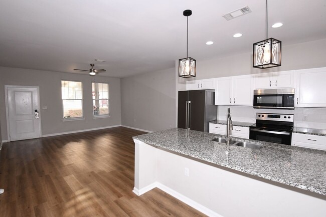 Photo - 4 Bed, 4.5 Bath in Rowandale