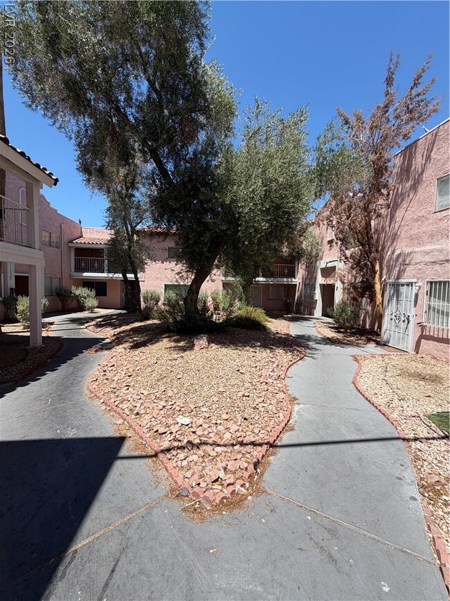 Building Photo - 2236 E Desert Inn Rd