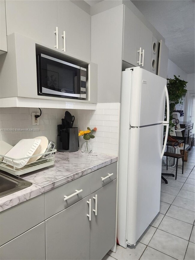 Photo - 6490 Collins Ave Unidad 18 Rental