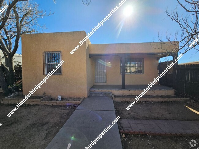 Building Photo - 2 bedroom,  1 bath close to CNM Rental