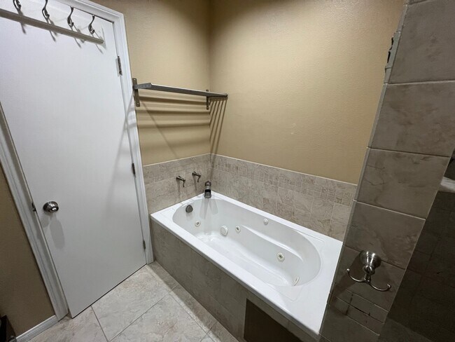 Bath/jetted tub - 7300 Franklin Ave Unit 552