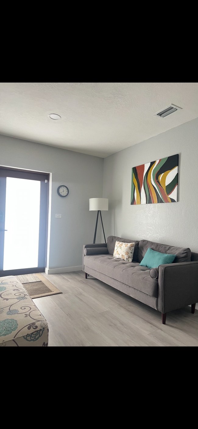 Building Photo - 2820 SW 1st St Unit 2820 Room B