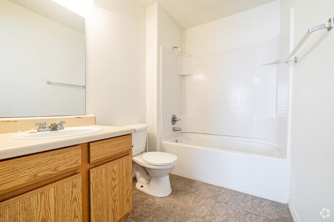 2BR, 2BA - 904SF - Bathroom