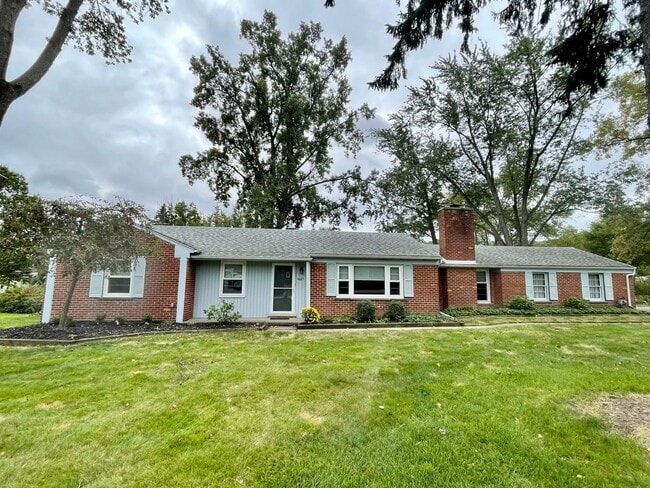 Building Photo - GORGEOUS AND SPACIOUS, 3 BED/2BATH RANCH H... Rental