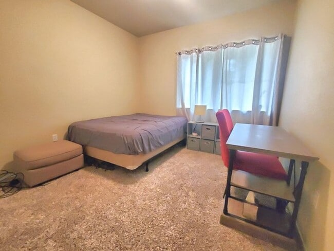Photo - Updated 3 bedroom townhome with easy access to Powers Corridor!