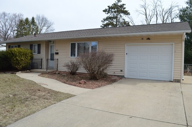 Building Photo - 425 Mineau Pky