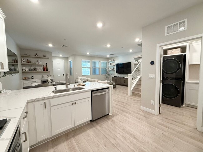 Building Photo - UPGRADED SUMMERLIN 3BD/2.5BA TOWNHOUSE!