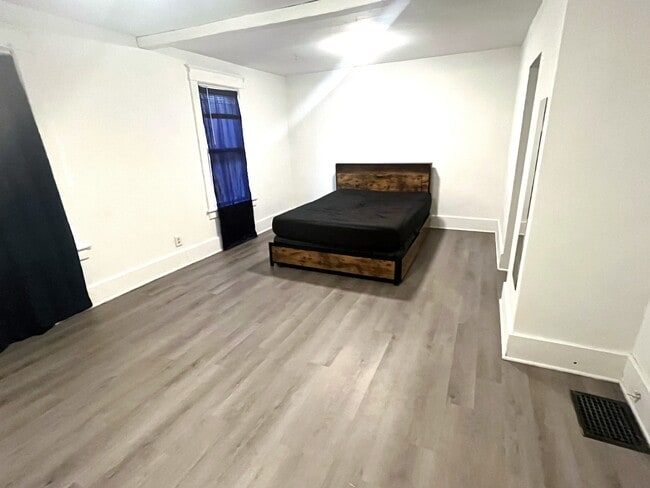 Building Photo - 733 Pennsylvania Ave Unit 2