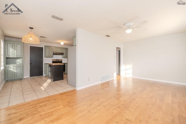 Photo - 2920 Featherston Ave