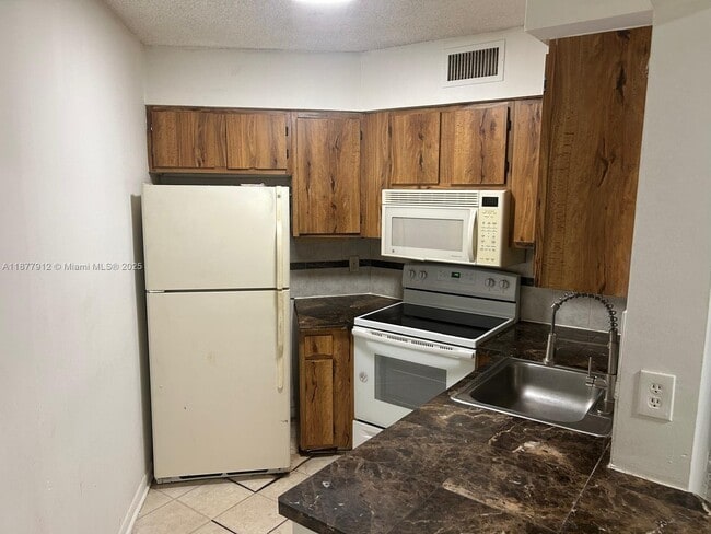 Building Photo - 210 Lake Pointe Dr Unit 201 Rental