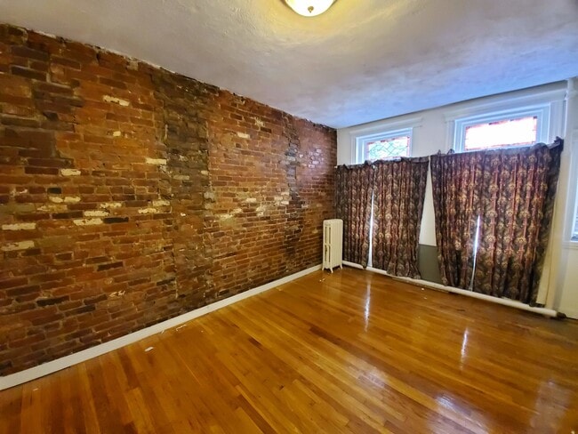 Building Photo - 23 Temple St Unit 1 Rental