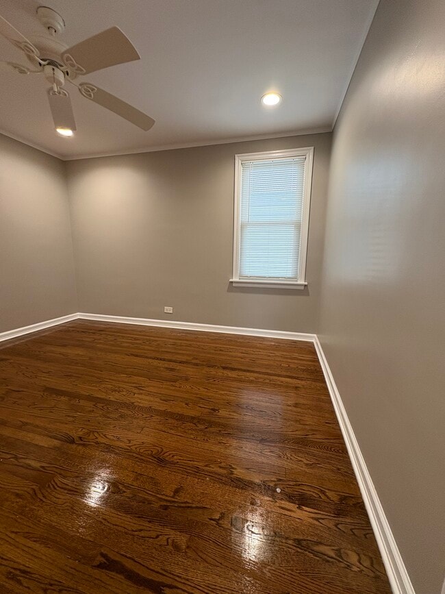 Photo - 6717 N Oxford Ave Unit 6717 2nd floor