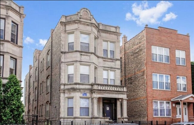 Building Photo - 2613 W Augusta Blvd Unit 2R Rental