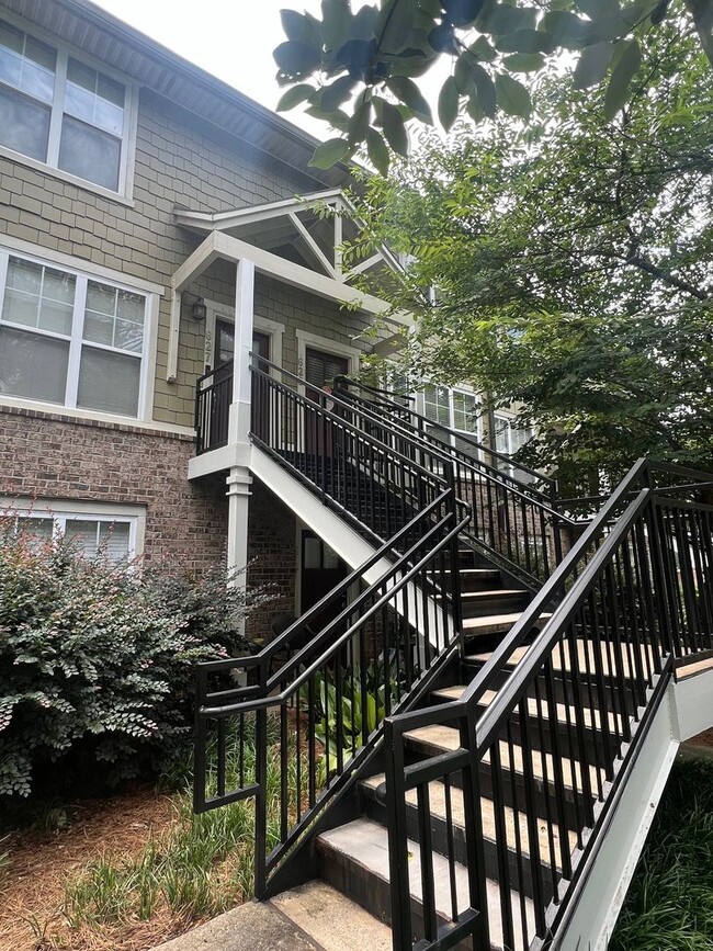 Building Photo - 2 bedroom Townhome at the Woodlands!