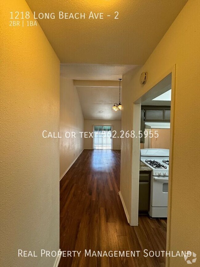 Building Photo - Beautifully Renovated 1 Bed / 1 Bath Apart... Unit 2 Rental