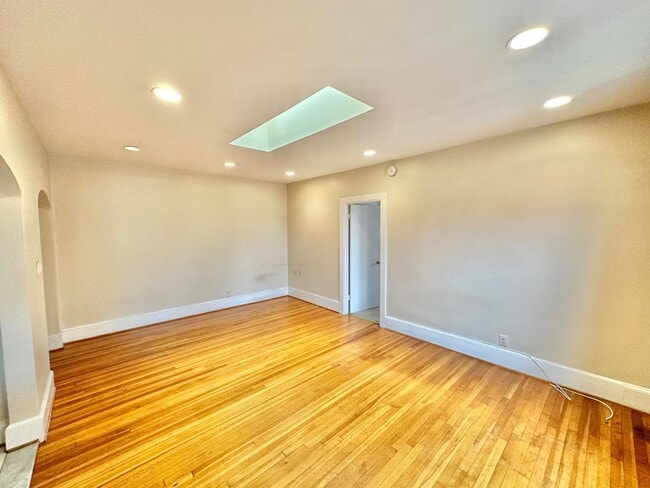 Photo - Dashing Dupont Circle 1 Bedroom Apt with skylight and building roof deck. Unidad 404