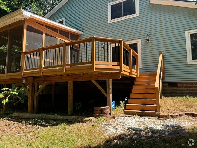 Building Photo - 3/4 Bedroom Single Family Home right off M...