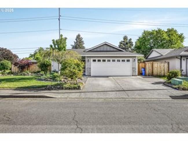 Building Photo - Beautifully Remodeled 3 Bedroom Home with ...