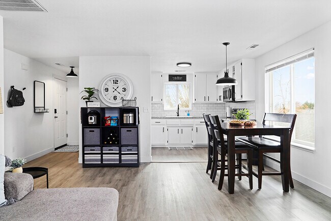 Photo - 221 NE Steiger St