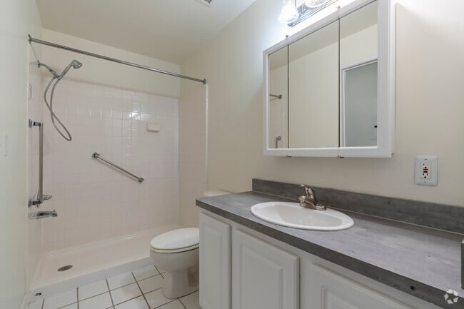 1BR, 1BA - 900SF - Bathroom