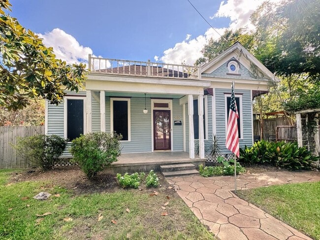 Photo - 305 W Brazos St