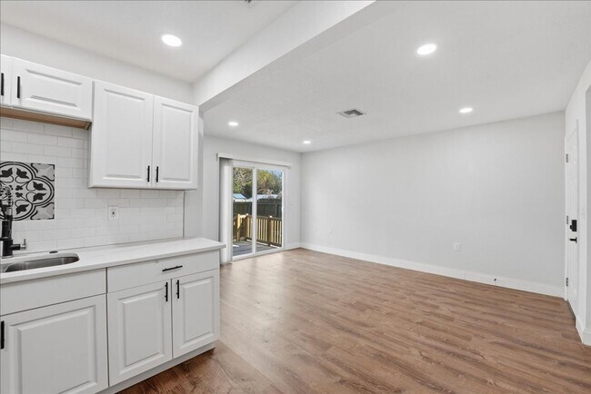 Photo - 2805 Mayer St