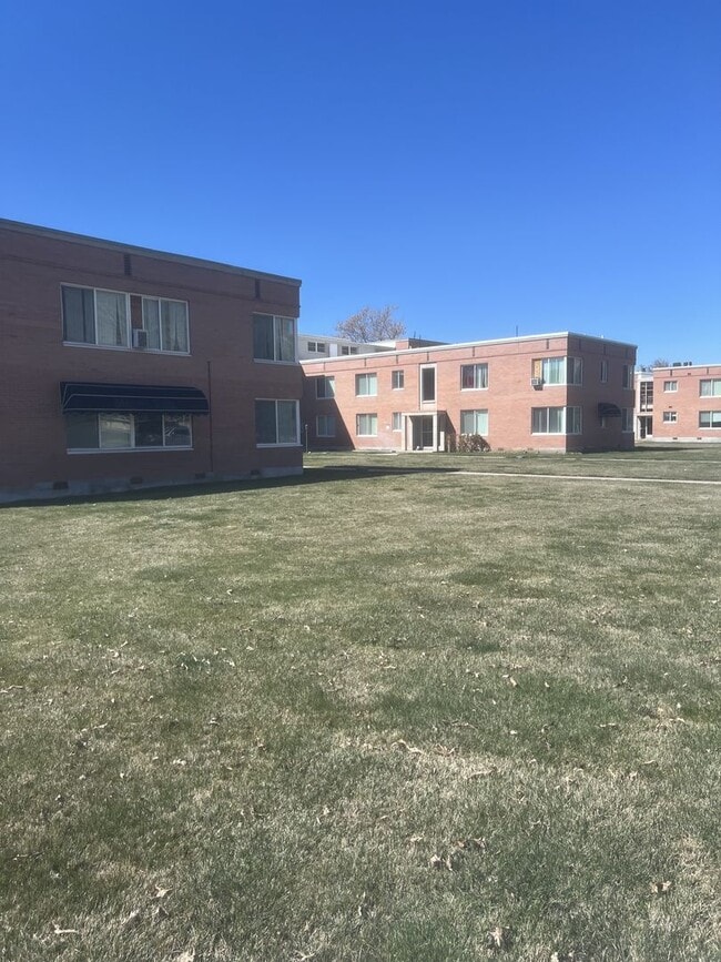 Building Photo - Price drop to $1095 - For a limited time only Unit 12 Rental