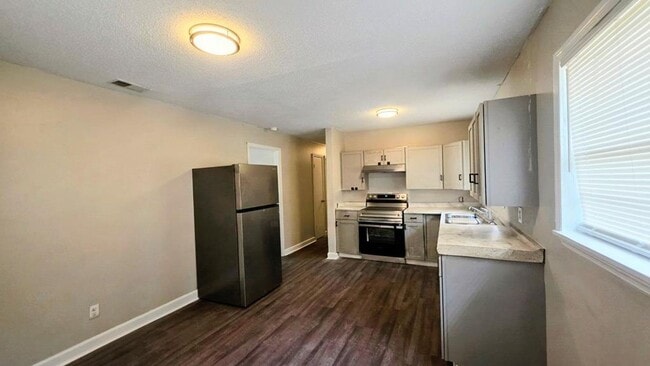 220 Ebony Ln