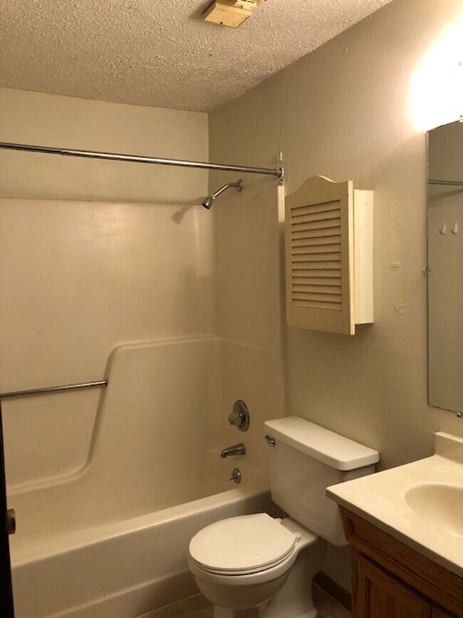 Photo - 1 Bedroom Apartment in Iowa City Unit 5