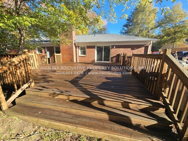 Photo - 1805 Falconhurst Dr