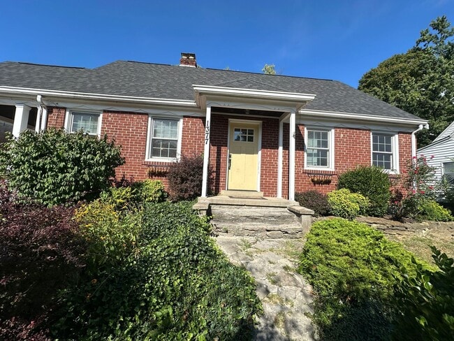 Building Photo - ANDERSON- Charming 4 bedroom 2 bath with f... Rental