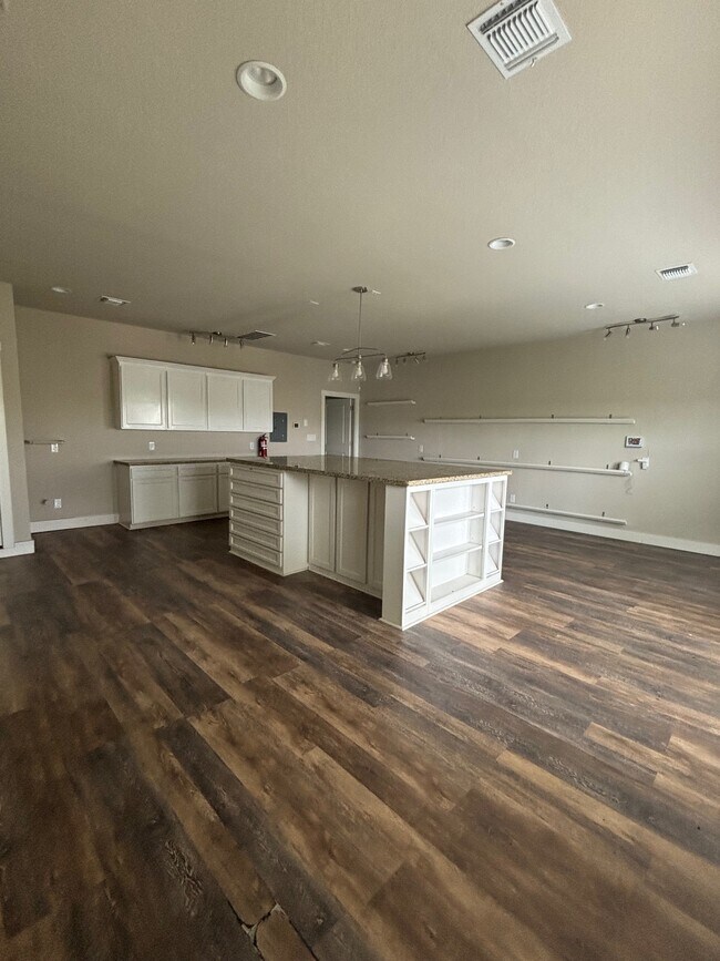 Photo - 100 Strawberry Flds