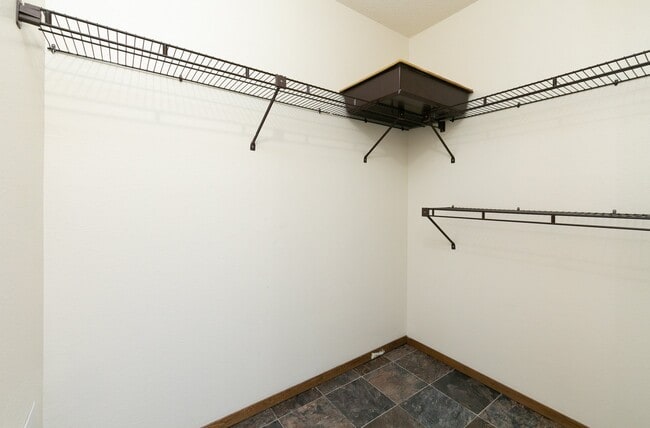Fargo, ND Maplewood Bend Apartments | Closet