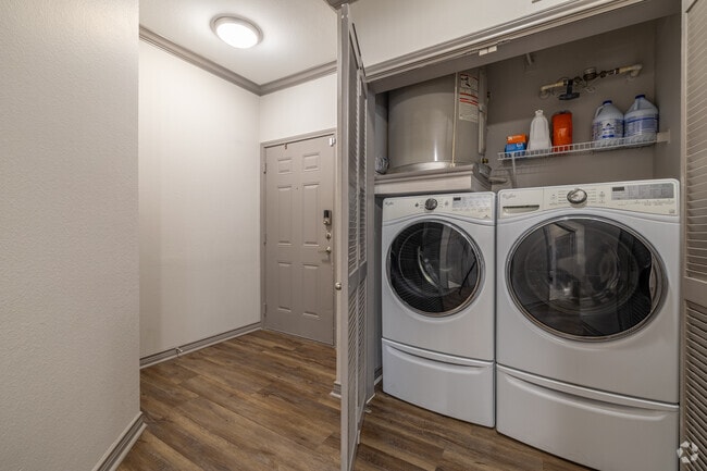 2BR, 2BA - 1,165SF - Laundry
